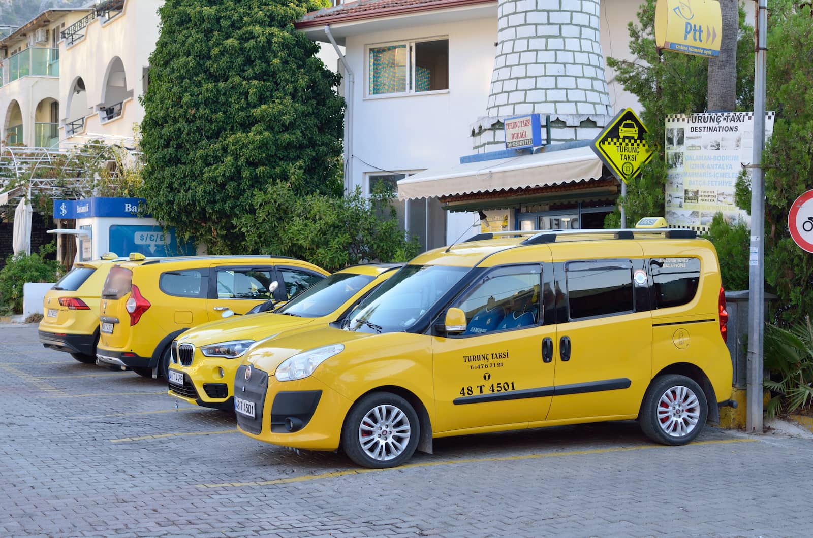Такси стамбул приложение. Такси Фиат в Стамбуле. Желтое такси Стамбула. Морское такси Стамбул. Такси в Стамбуле приложение.